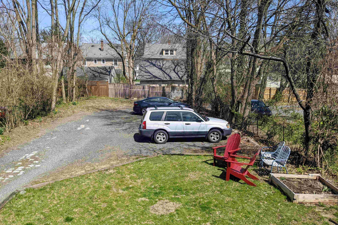 Backyard Private Parking - Furnished bedroom in shared apt for male-Humbert St-Princeton