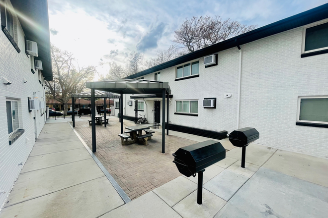 Private Court Yard - Florence View Apartments