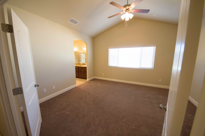 Master - 1 Bed, 1 Bath PRIVATE Master Bedroom, bathroom, walk in closet and own GARAGE space in Merced House