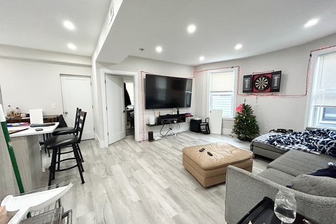 Living room - Stunning New Renovated 4 Bed Apartments