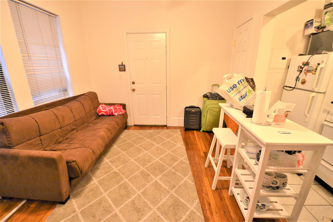 1 Bedroom Apartment - 38 Westland Ave. - 1/2 Broker's Fee -  Available 9/01 - Spacious 1-Bed on Westland Ave