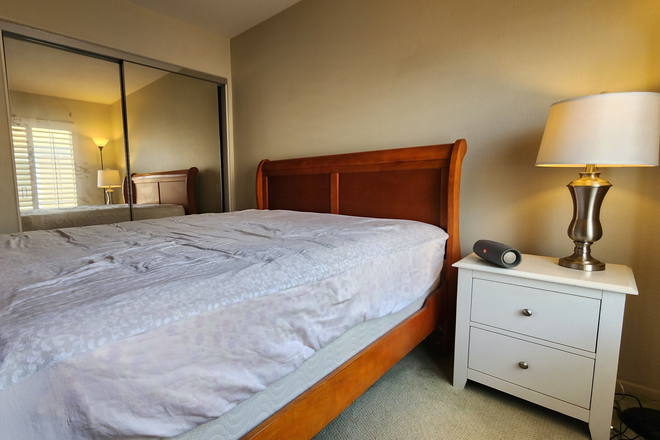 bedroom for lease - Bedroom with Private Bath for Rent in Italian-Style Gated Community in Irvine Condo