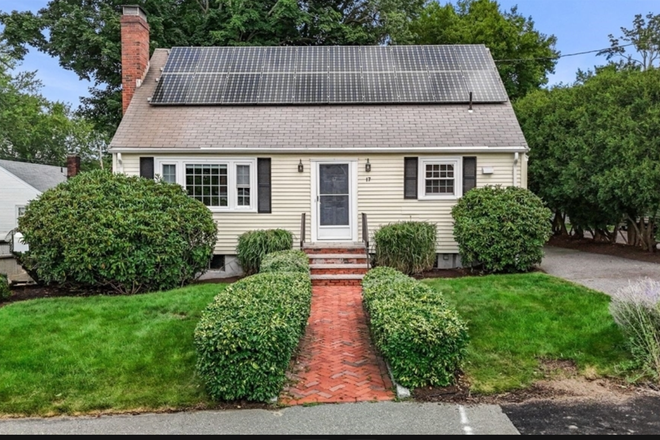 Front Yard - Bentley Student House – Walk to Campus | Parking | AC | Finished Basement