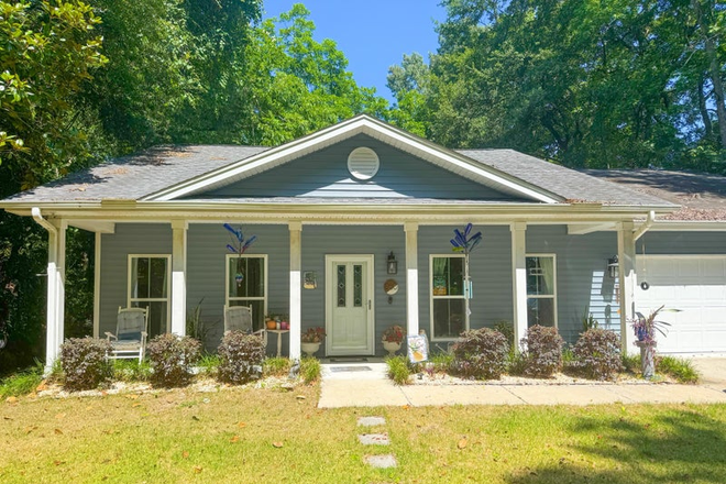 Outside view: room is 2 windows on the left - Live the Island Life: Furnished Room on James Island! Cat cuddles included!