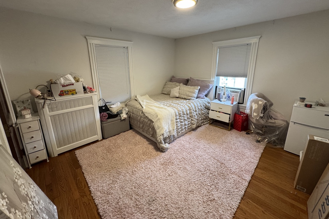 - - Close to Campus! Single Fam 6 beds 2 bath w/ Laundry & Parking House