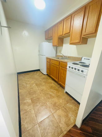 Kitchen - Ellsworth Towers - 5700 Ellsworth Avenue Apartments