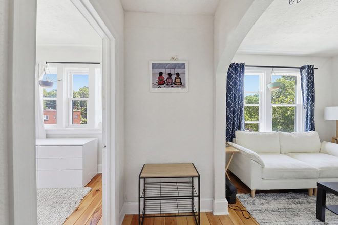 Unit 2 Hall - 615 Probasco Apartments