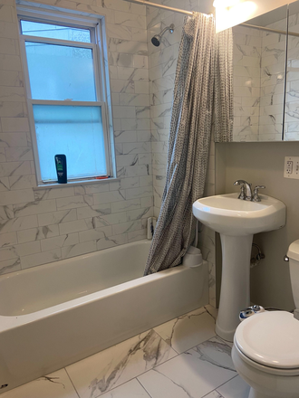 . - 4BR/1BA CAMBRIDGE APT | NO BROKER FEE | LAUNDRY IN BUILDING | AVAILABLE 09/01