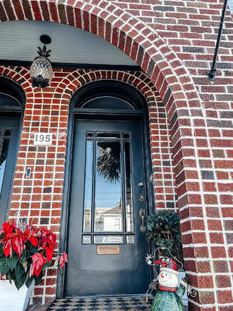 Front Entrance - Downtown 4BR with water views. Duplex