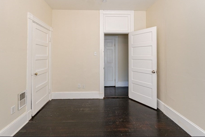 Bedroom - Spacious 4 bed 2 bath Apartment with Laundry in unit