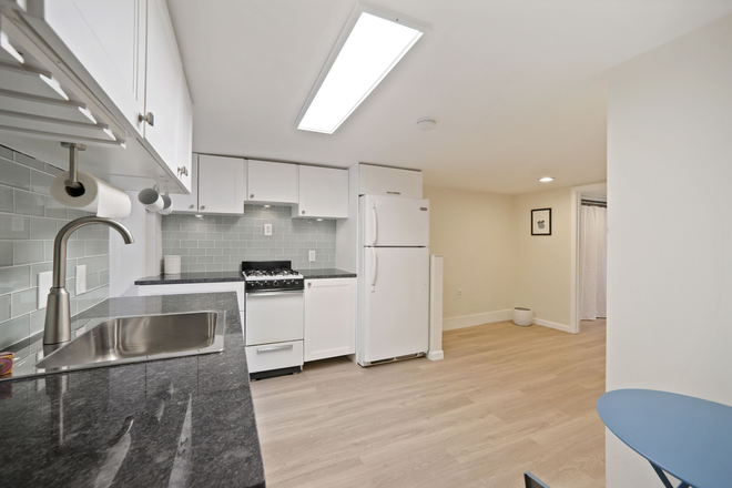 Bright and Airy - Charming 1BR Apt - Prime Location!  Private Patio, W/D, A/C