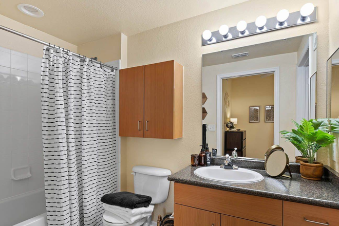 Private Bathroom - 2nd Avenue Centre Apartments