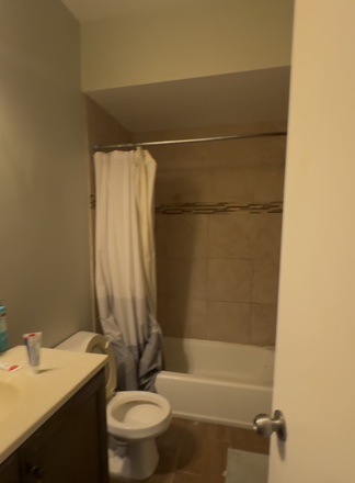 Bathroom 1 - Apartment close to UIC West campus