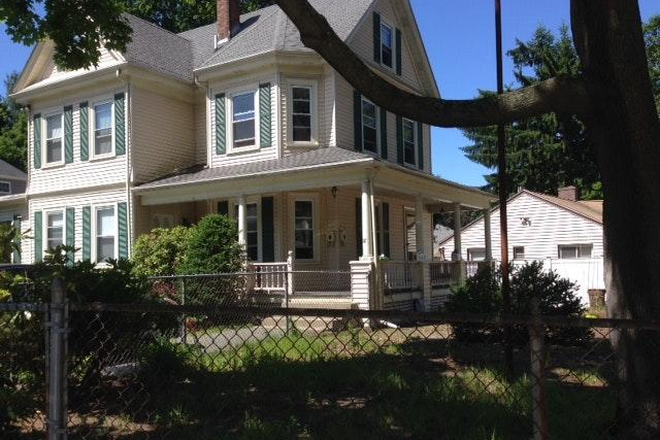 House Victorial Style - Grad Student/Professional Rooms in Belmont - 4 bed/2 bath with off street parking, in unit laudry. Duplex