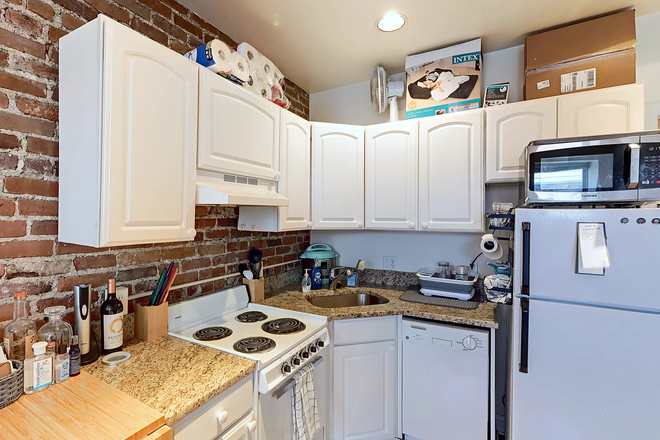 1 - SEPT 2026 – Penthouse North End 1 Bed with Renovated Kitchen, No Broker Fees!