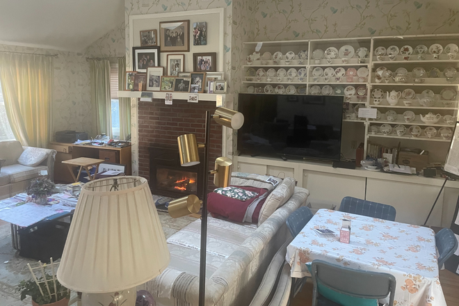 Family room TV - 1 Large & 1 small bedroom available, $ 1000-$1,100 room includes-heat water, elect House