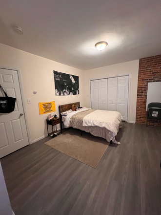 Bedroom for sublet - CONVENIENT & SPACIOUS Master Bedroom in Apartment