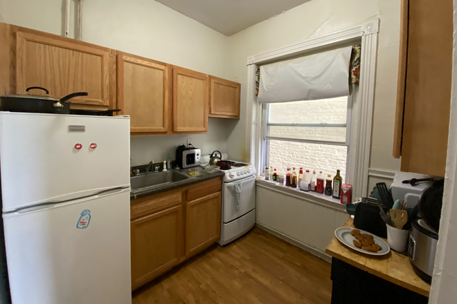 Hub Realty - Front large 3 bedroom split with newly finished floors before move-in Apartments