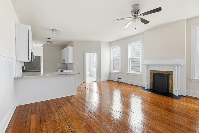 Family room - Large, 4 bedroom fully renovated apartment across from VCU campus