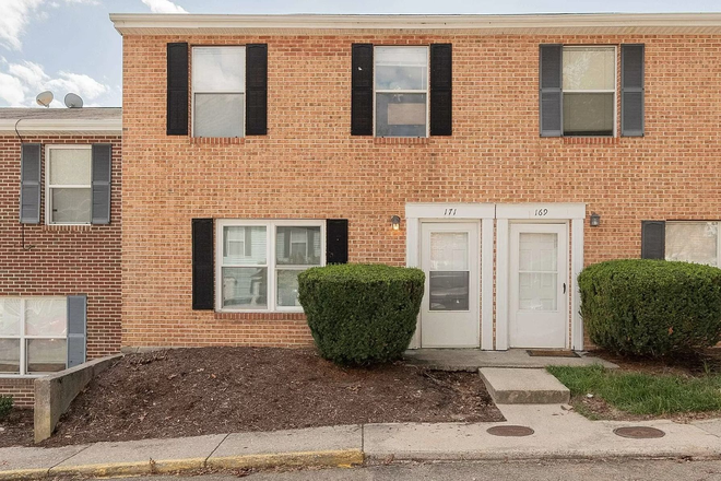  - Individual Leases In Remodeled Clover Valley Townhome