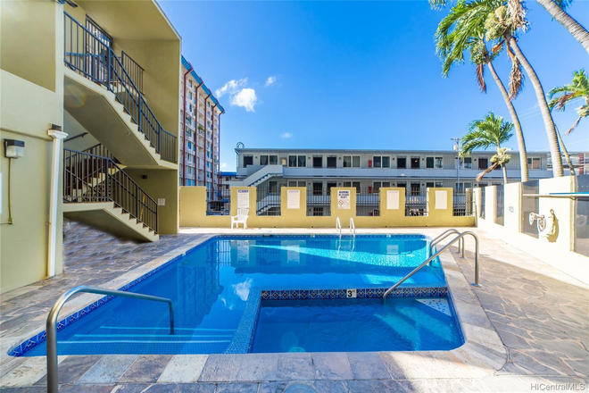 Pool - Makiki Plaza Apartments
