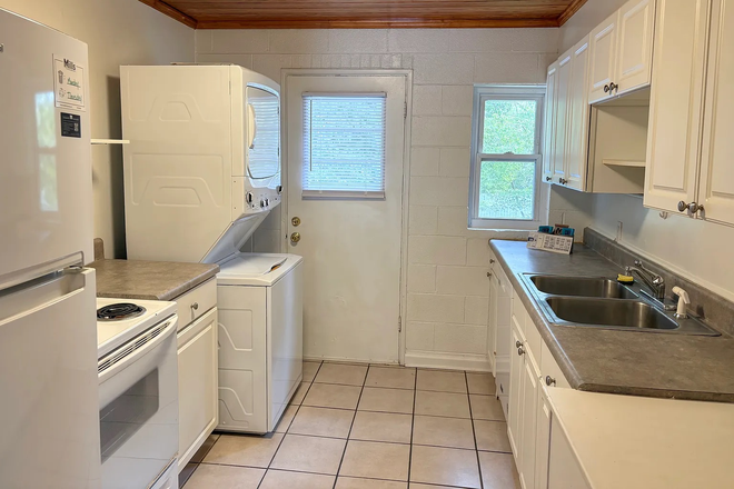Kitchen - Immediate Move-in Available: 2 Bed 1 Bath Apartment, Walking Distance to Campus