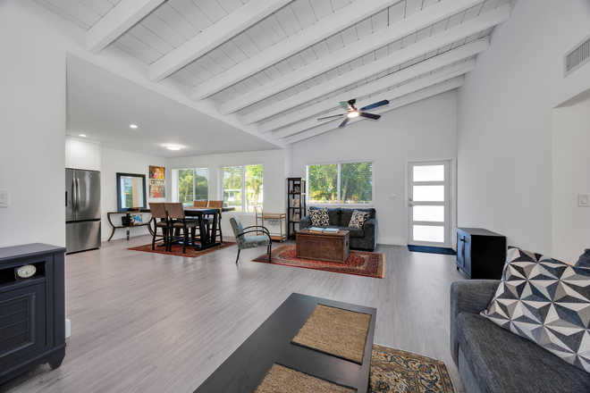 Living room, dining room - 4 Bedroom, 3 baths, Pool home near UM