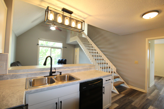 Living area - Hunters Ridge 3 bedroom 3 bath loft apartment for rent! For the 26-27 school year