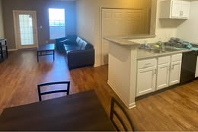 View of the Common area/kitchen - Heights of Knoxville Apartments
