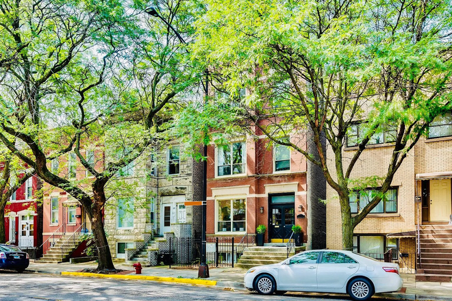 Outside Street View - 850 South Loomis Street Apartments