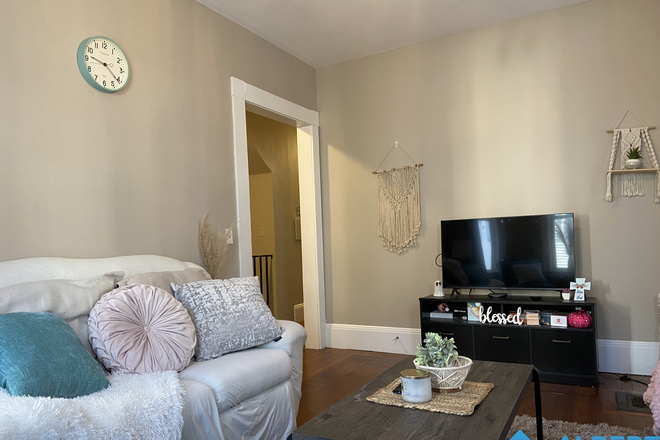 Living Room - Large 5-Bedroom Duplex!!