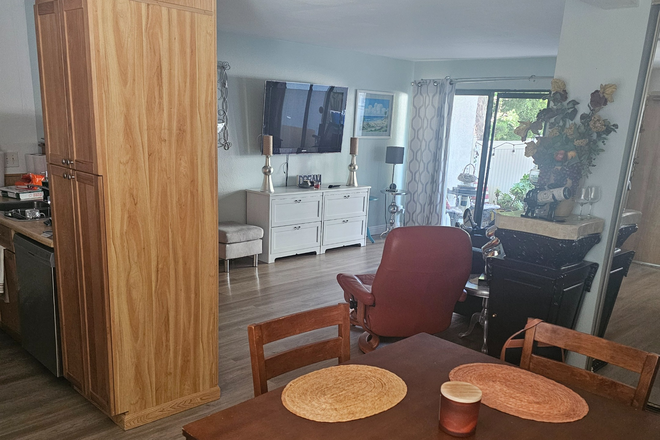 Dining area - Looking for roommate ( female preferred)