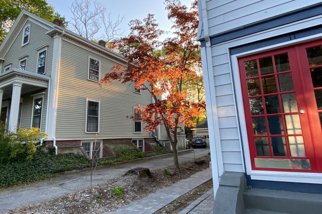 The Front Door - Furnished 2 BR, all utilities (+internet) included. 5 minutes to bus stop Arlington Center Triplex