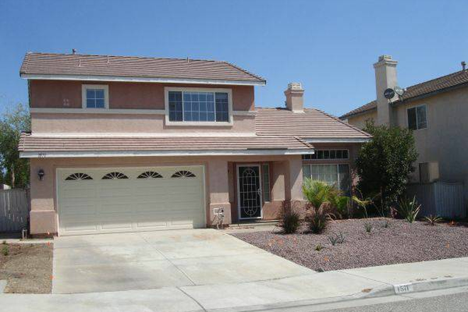 Front - 3 bedroom, 2.5 bath house. 1555 sqft  showing Sat, Sept 6, laundry, nearby UCR, shopping, $2850