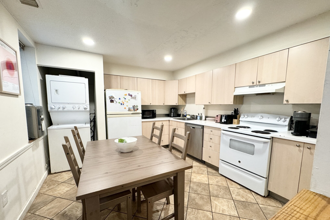 LIVING - LOCATION!! STUNNING 3 BED ON GAINSBOROUGH WITH IN UNIT WASHER/DRYER! 9/1/26! Apartments