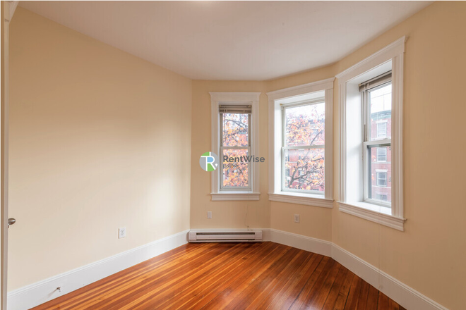 1 - Renovated 4 Bed, 2 Bath on Huntington Ave | Near Northeastern, Longwood & Green Line Apartments