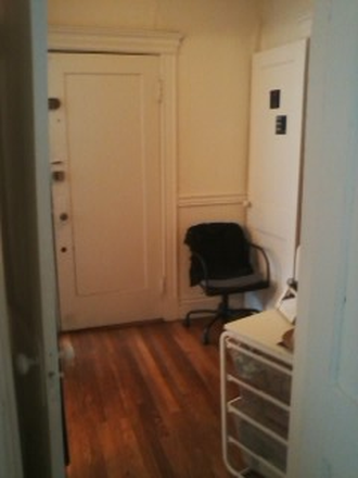 Hub Realty - Front facing renovated one bedroom split with large foyer