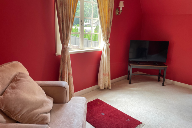 Back bedroom - now available -- with single bed. Overlooks backyard. Very quiet. - Private bedroom in stately West End home with separate kitchen,