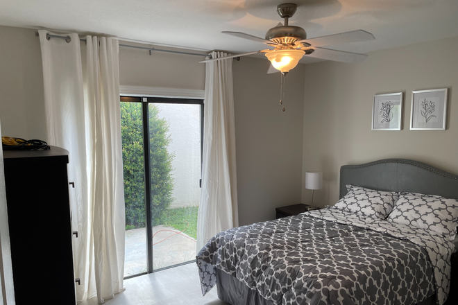 BEDROOM - GREAT LOCATION - CLOSE TO FAU - LARGE FURNISHED MASTER BEDROOM & PRIVATE BATH $1,200 House