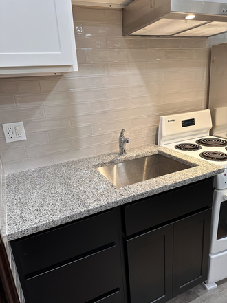 Porcelain tile & granite counter - 4004 Spruce St. Apt. 2F