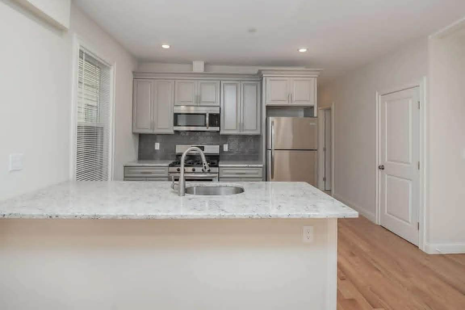 Kitchen - 3B2B Looking for 2 Roommates