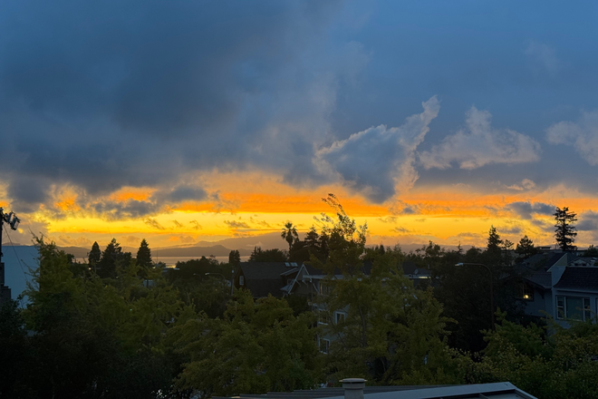 Sunset view from the kitchen window :) - Apartment in Downtown Berkeley