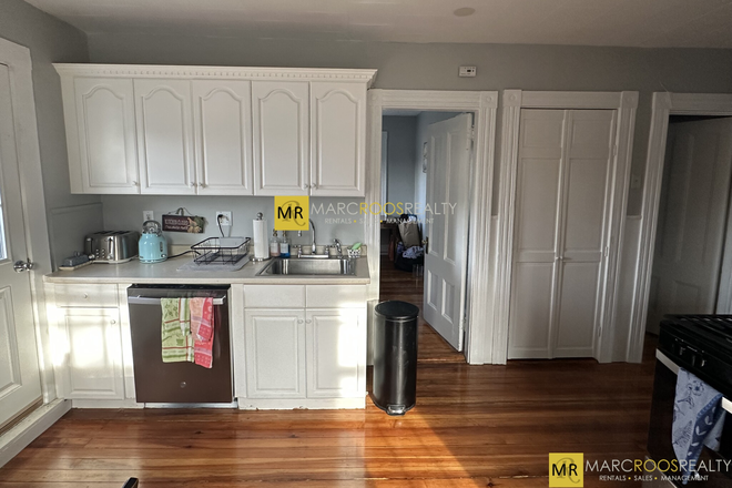 Kitchen - Brighton 4 Bed 2 Bath Oak Square Apartments