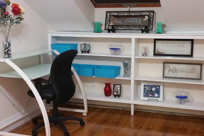 Builtin shelving - Cute skylight room, built in shelving, walk-in closet, utilities Condo