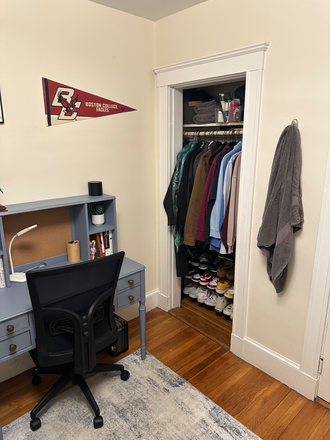 Bedroom - Bedroom Available, 5 minute walk to campus. Duplex