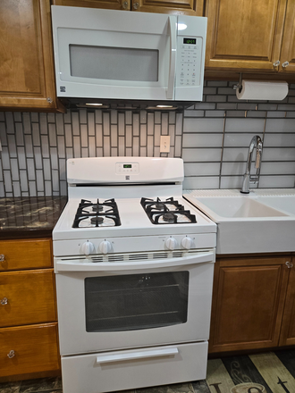 Gas Stove and Microwave - Fully Furnished -  Very clean 1 bedroom (Washer/Dryer) House
