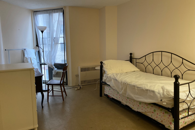 Bedroom - Bedroom in Brooklyn Heights apartment, close to transportation