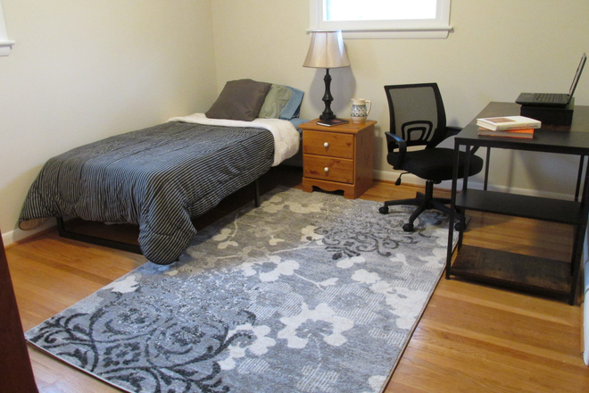Nice, comfy bedroom w/ desk and chair - Furnished room for rent In College Park Woods *Utilities Included*