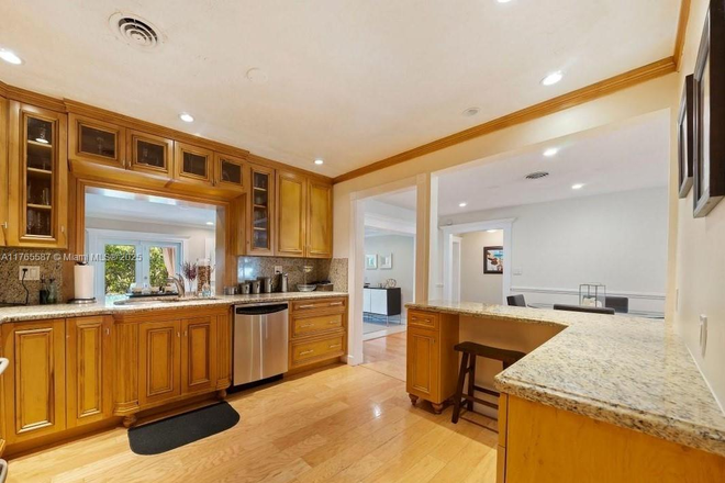 kitchen with breakfast bar - Large Ranch Style Home in Great Neighborhood Minutes to University of Miami