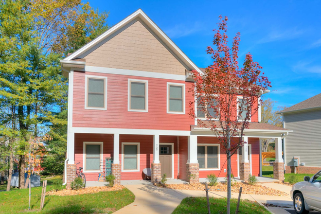 Photo - 3 Bed 3.5 Bath Townhouse in Uptown Village